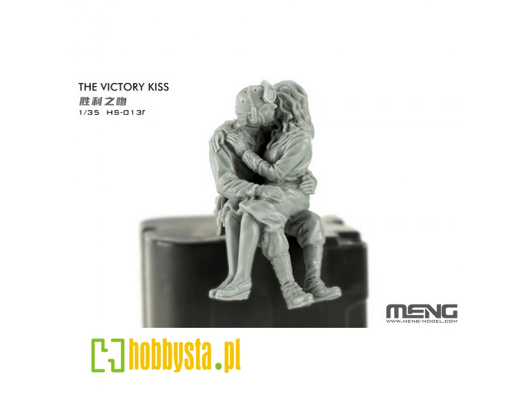 The Victory Kiss (2 Figures) - image 1