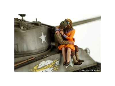The Victory Kiss (2 Figures) - image 2