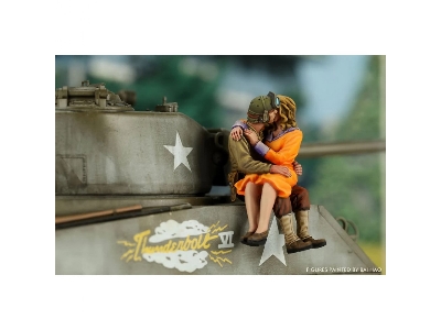 The Victory Kiss (2 Figures) - image 5