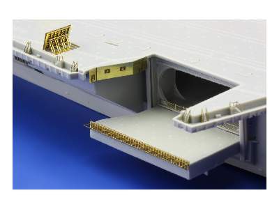 USS Nimitz CVN-68 1/700 - Trumpeter - image 12