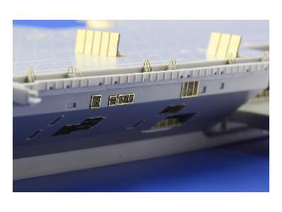 USS Nimitz CVN-68 1/700 - Trumpeter - image 18