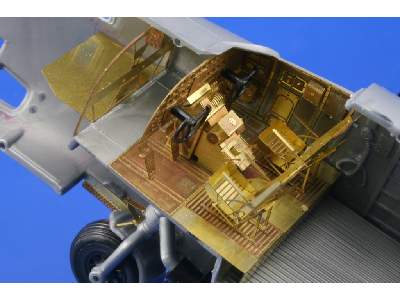 B-24J front interior 1/48 - Monogram - image 5