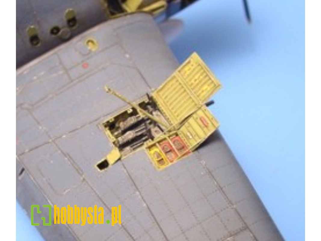 F6F-3/5 HELLCAT gun bay - Academy - image 1 F6F-3/5 HELLCAT gun bay - Academy - image 1