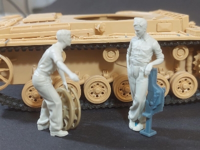 German Tank Mechanics At Work Set - image 1