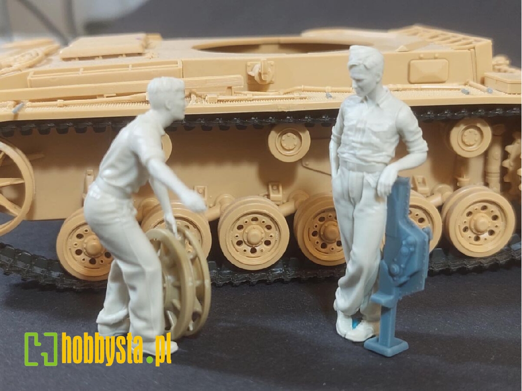 German Tank Mechanics At Work Set - image 1 German Tank Mechanics At Work Set - image 1