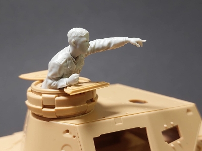 Dak Pz.Iii/Iv Tank Commander - image 2