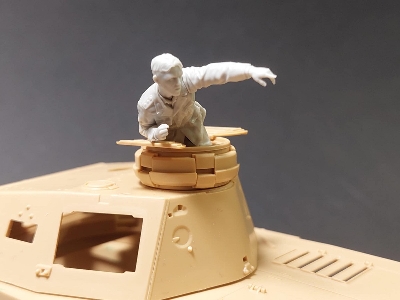 Dak Pz.Iii/Iv Tank Commander - image 3