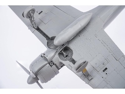 Mitsubishi A6m2 Zero Fighter With Interior Of The Engine And Weapons - image 2