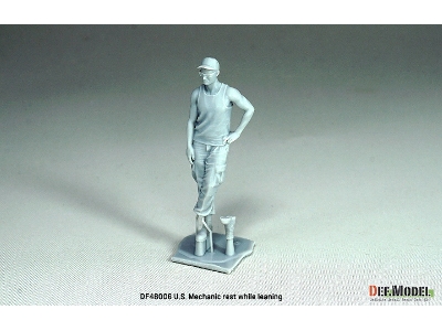 Us Mechanic Rest While Leaning - image 2