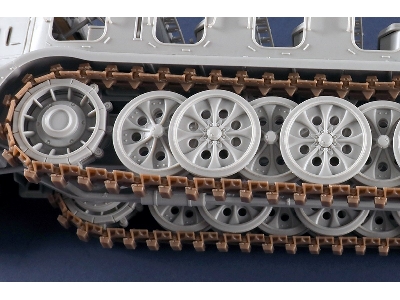 Schwerer Zugkraftwagen 18 T Sd.Kfz.9 Artillery Version - image 9