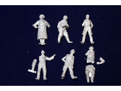 6 Figures Of The German Airforce - 4 Pilots, 1 Officer, 1 Mechanic - image 1