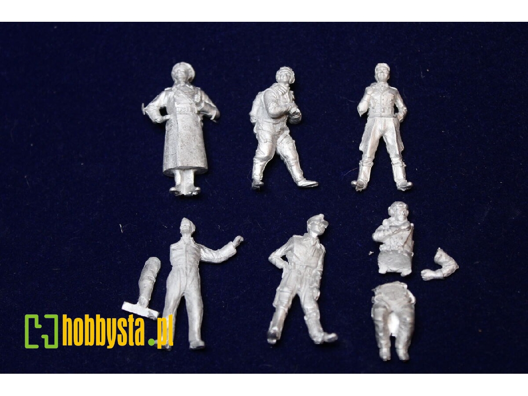 6 Figures Of The German Airforce - 4 Pilots, 1 Officer, 1 Mechanic - image 1