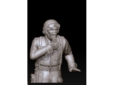English Tank Crew Commander Speaks His Micro - image 1