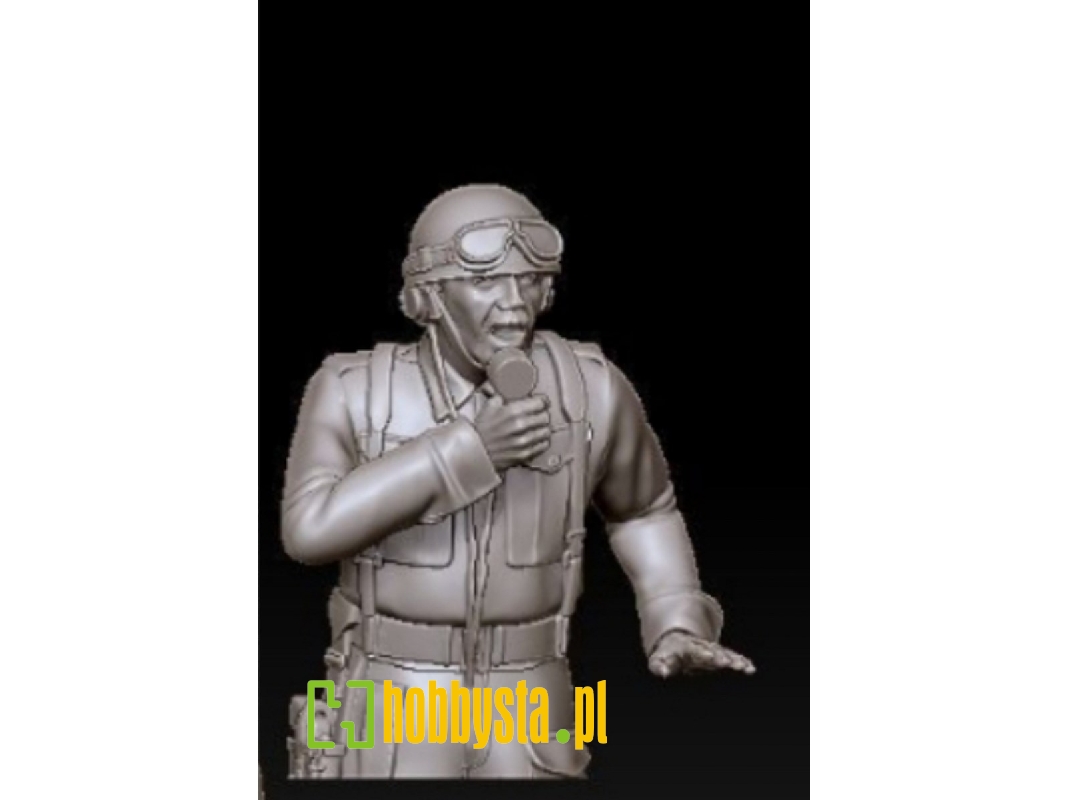 English Tank Crew Commander Speaks His Micro - image 1