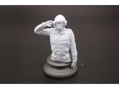Bundeswehr Tank Crewmember Half-figure With Tank Helmet Saluting - image 1