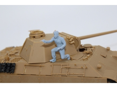German Wwii Tank Crewmember Shooting - image 1