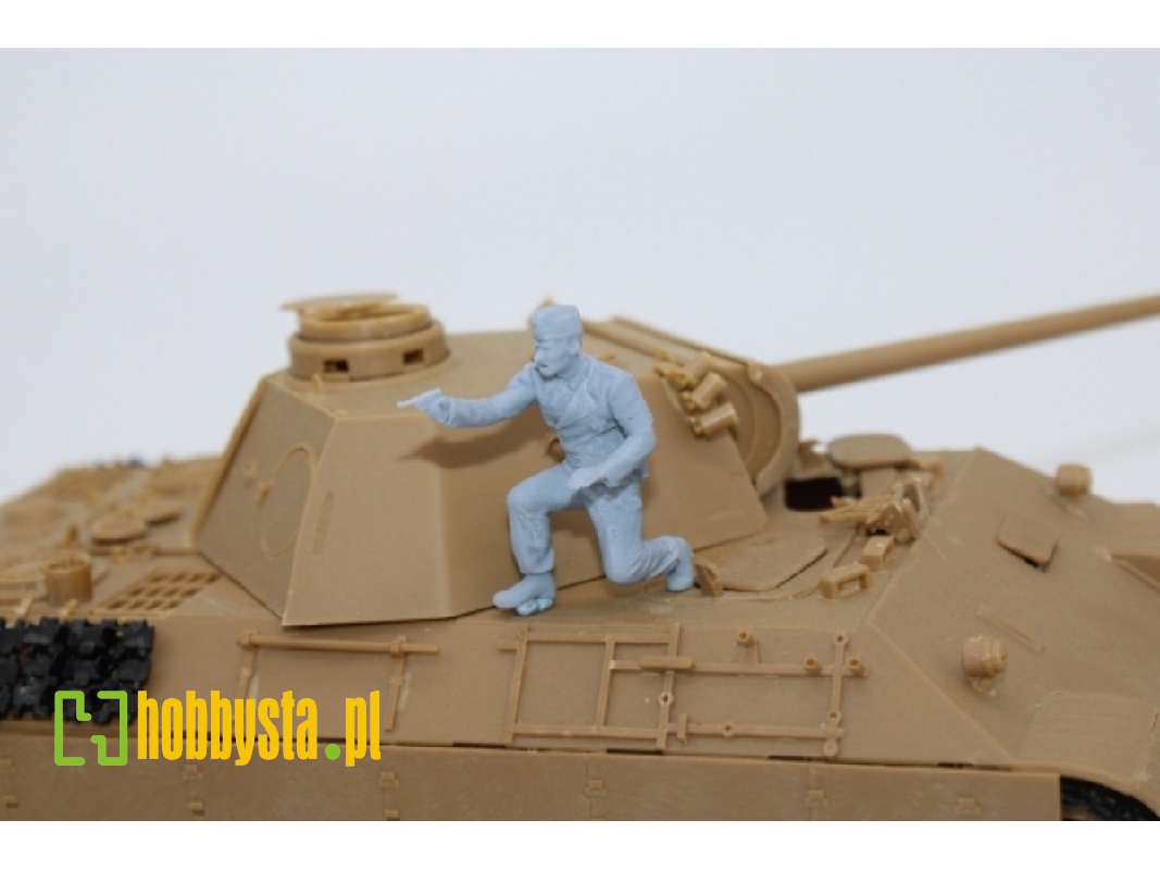 German Wwii Tank Crewmember Shooting - image 1