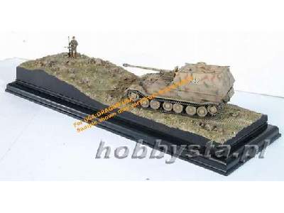 Elefant w/Red Army Anti-Tank - Rifleman Diorama Set - image 1