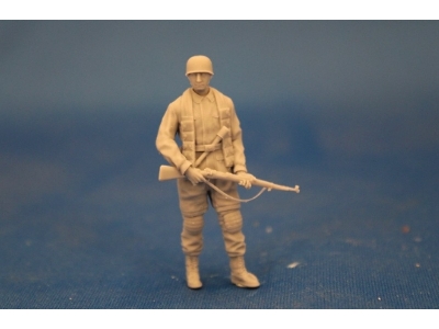 Paratroopers With Rifles And Cartridge Belts - image 1