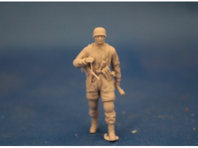 Paratroopers With Mp 40 And Hand Grenade - image 1