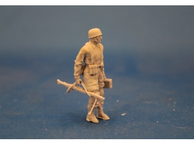 Paratroopers With Mg 42 And Mg Box - image 1