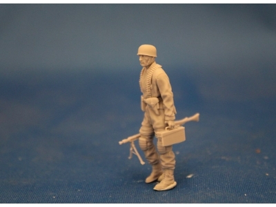 Paratroopers With Mg 42 And Mg Box - image 2