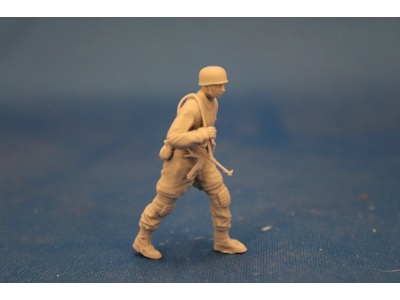 Paratrooper Corporal With Mp 40 - image 1