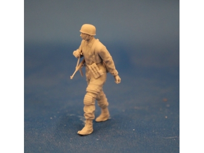 Paratrooper Corporal With Mp 40 - image 2
