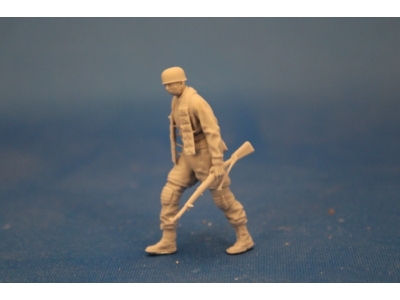 German Para With Rifle Pulling A Weapon Container And Decal Sheet - image 1