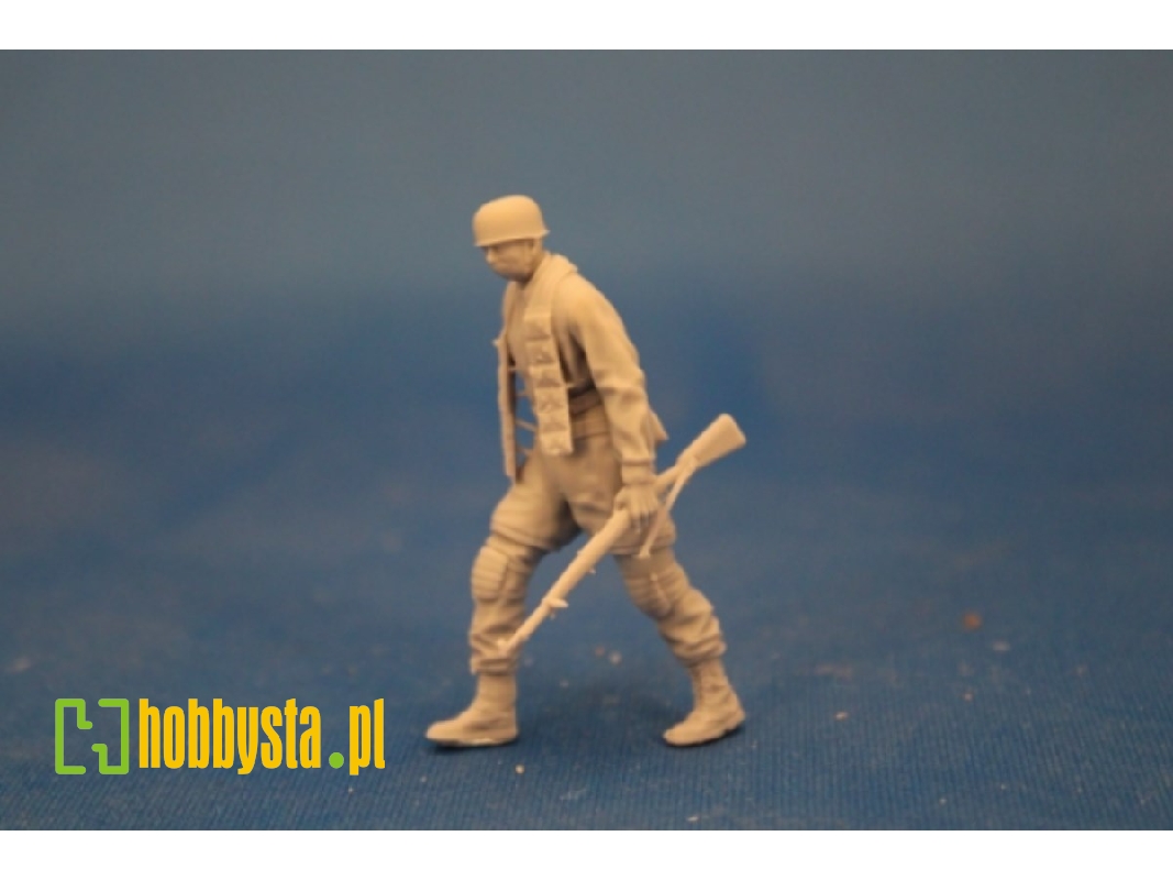 German Para With Rifle Pulling A Weapon Container And Decal Sheet - image 1