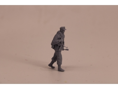 German Wwii Fallschirmjäger In Winterdress With Fieldcap And Mp40 - image 1