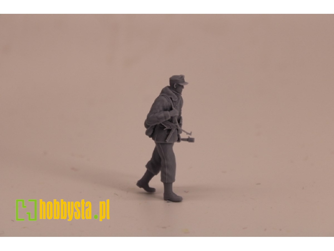 German Wwii Fallschirmjäger In Winterdress With Fieldcap And Mp40 - image 1