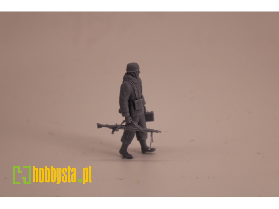 German Wwii Fallschirmjäger In Winterdress With Helmet And Mg 42 - image 1