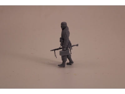 German Wwii Fallschirmjäger In Winterdress With Helmet And Mg 42 - image 2