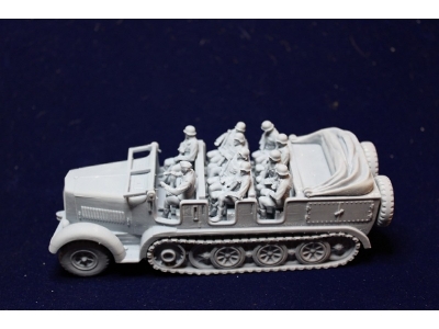 German Sd.Kfz. 7 With 10 Man Crew - Sitting - image 1