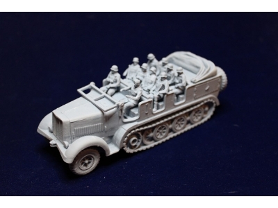 German Sd.Kfz. 7 With 10 Man Crew - Sitting - image 2