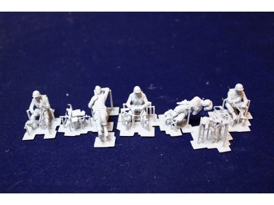 Us Wwii Soldiers Resting (5 Figures) - image 3
