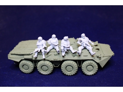 Ukrainian Soldiers Sitting On A Tank Or Afv (4 Figures) - image 1