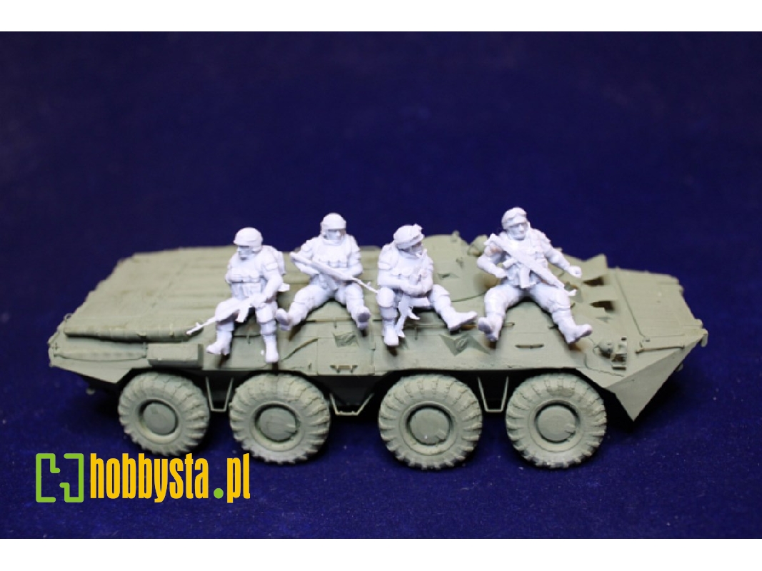 Ukrainian Soldiers Sitting On A Tank Or Afv (4 Figures) - image 1
