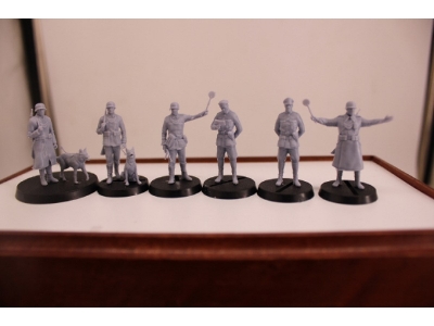 6 Soldiers Mp With 2 Dogs - image 2