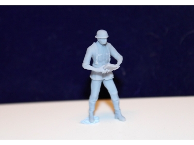 Luftwaffe Soldier With 2 Cm Magazine - image 1