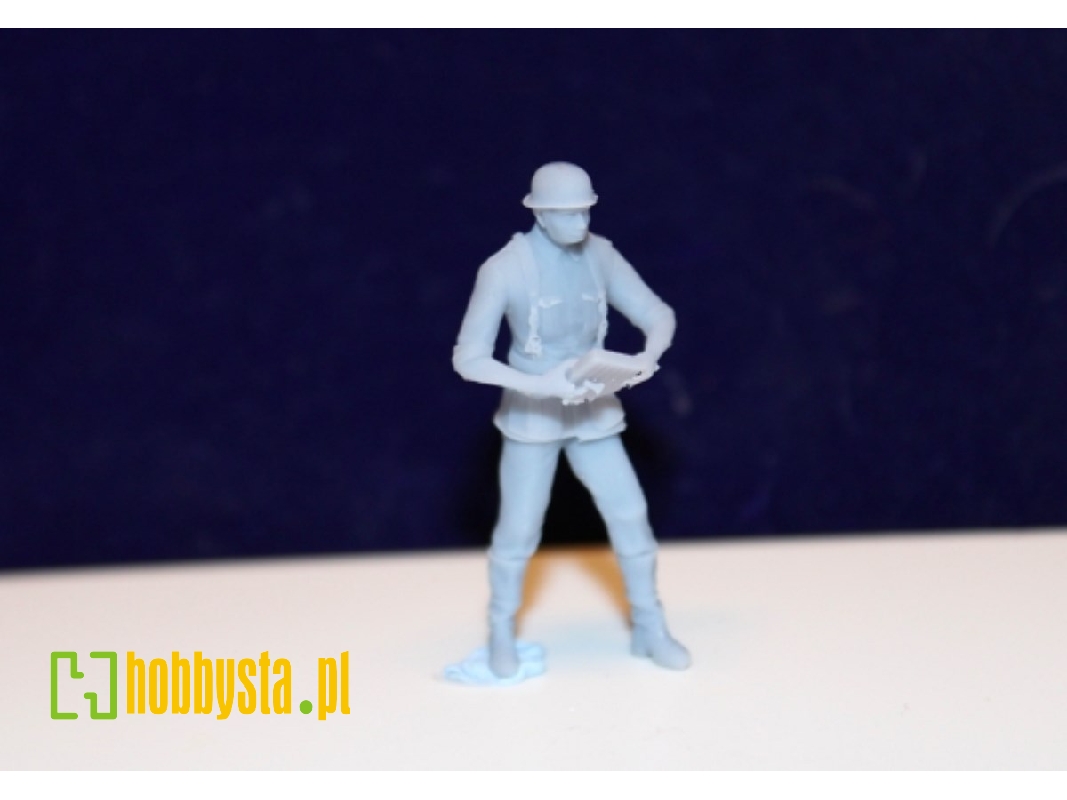 Luftwaffe Soldier With 2 Cm Magazine - image 1