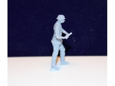 Luftwaffe Soldier With 2 Cm Magazine - image 2