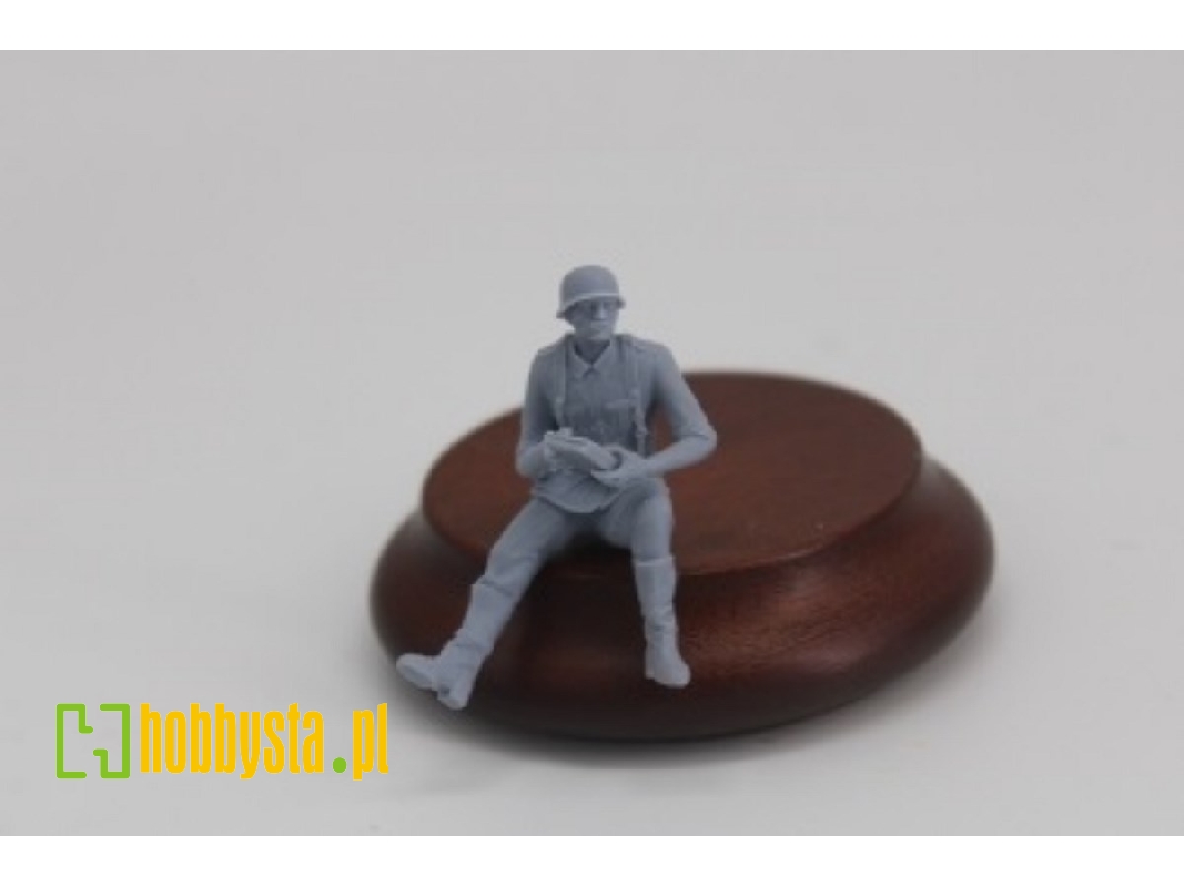 Luftwaffe Soldier Anti-aircraft Operator Of 2cm Flakvierling 38 Sitting Left At The Gun - image 1