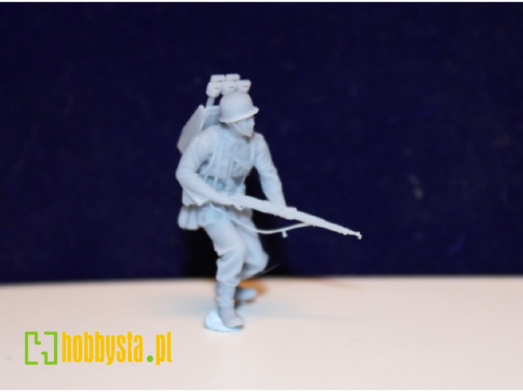 Wehrmacht Tank Destroyer Soldier Walking With Rifle And Anti-tank Shock Backpack - image 1