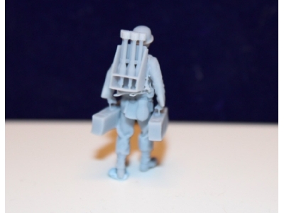 Wehrmacht Tank Destroyer Soldier Walking With 2 Anti-tank Shock Boxes And Backpack - image 3