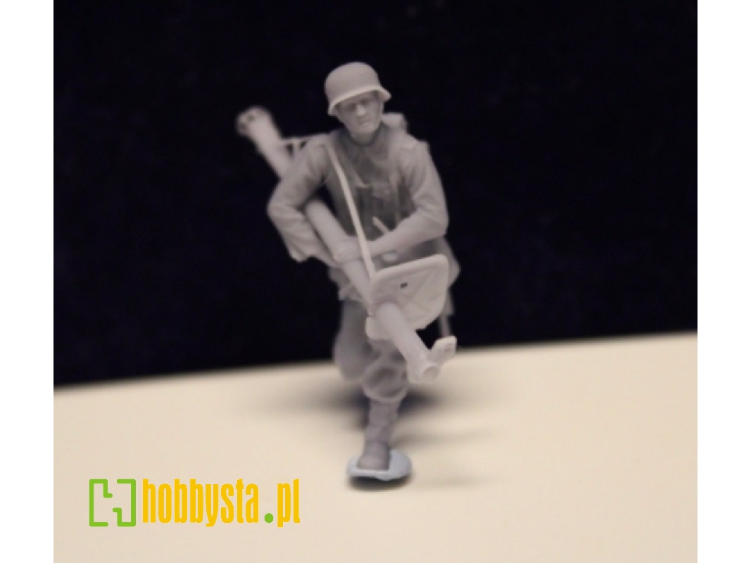 Wehrmacht Panzerjäger Running With Anti-tank Shock - image 1