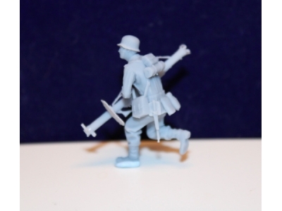 Wehrmacht Panzerjäger Running With Anti-tank Shock - image 3