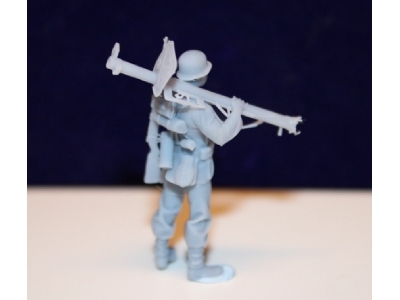 Wehrmacht Tank Hunter Soldier With Panzerschreck On His Shoulder - image 3