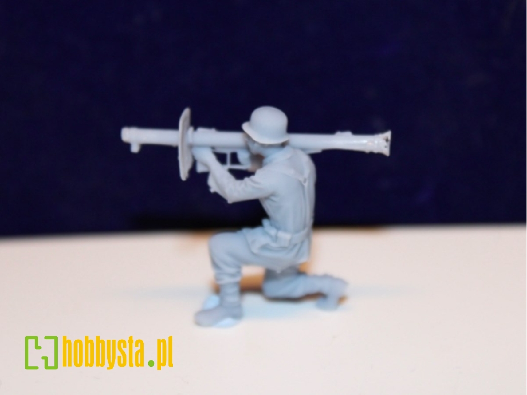 Wehrmacht Panzerjäger Kneeling Shoots Panzerschreck - image 1